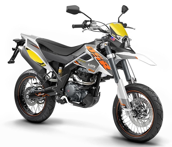 <div class='descrGalleryTitle'>DSR SM</div><div class='descrGalleryText'><p>Un leggera e agile <b>motard</b> guidabile con <b>patente A1</b>. 125 cc da 11 kW, il limite di legge, cambio a 6 marce, ruote da 17, forcella a steli rovesciati, freni a disco, sella a 865 mm da terra e <b>peso di 124 kg</b>. Il prezzo è di <b>3.999 euro</b>.</p>
</div>